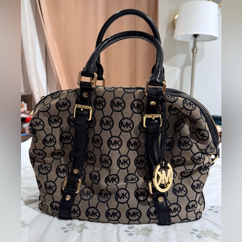 Michael Kors Bedford Medium Satchel monogram needs some cleaning